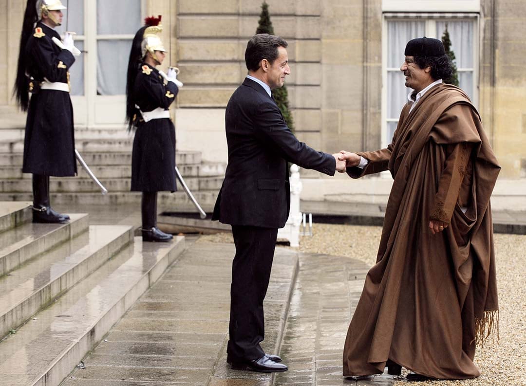 – Libyan leader Moamer Kadhafi (R) shakes hands with French President Nicolas Sarkozy before their meeting, 10 December 2007 at the Elysee Palace in Paris. Kadhafi is on a five-day visit to France for a high-profile visit set to usher in multi-billion-euro nuclear and aviation contracts, even as critics lashed President Nicolas Sarkozy for inviting the former pariah.
© ERIC FEFERBERG/AFP