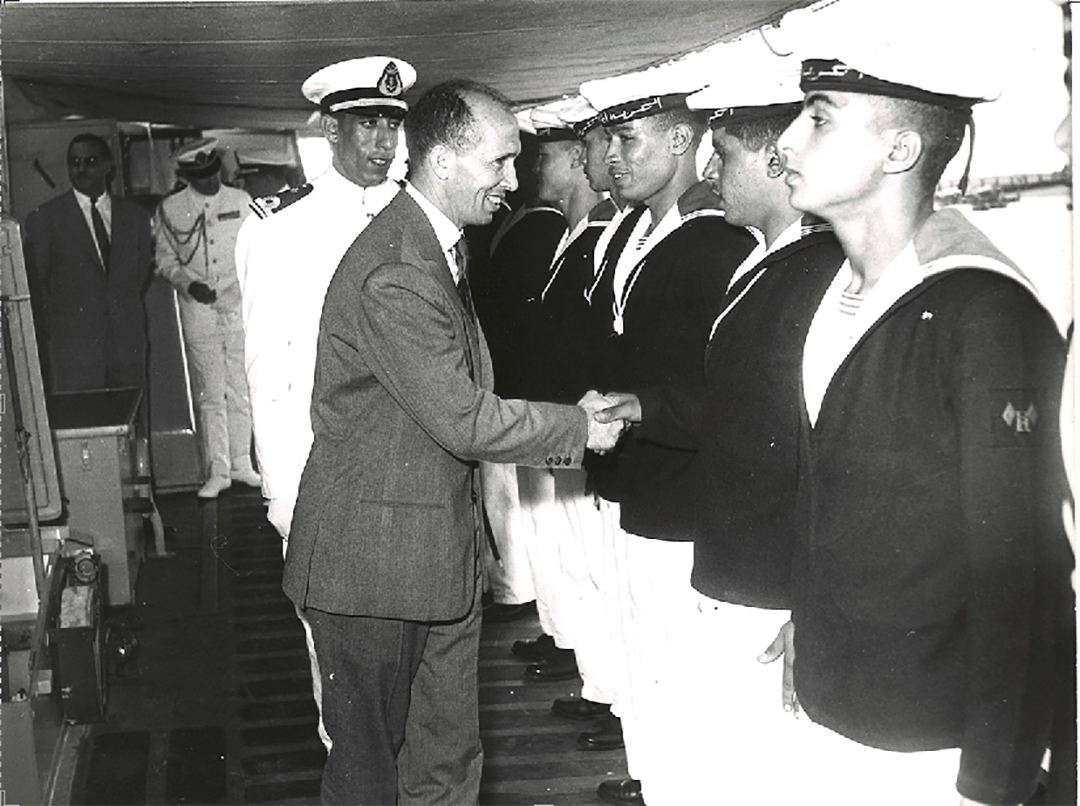 Mahjoubi Aherdane, alors qu'il était ministre de la Défense nationale du Maroc. Ici, visitant un nouveau bâtiment de la marine nationale. &copy; Archives Jeune Afrique