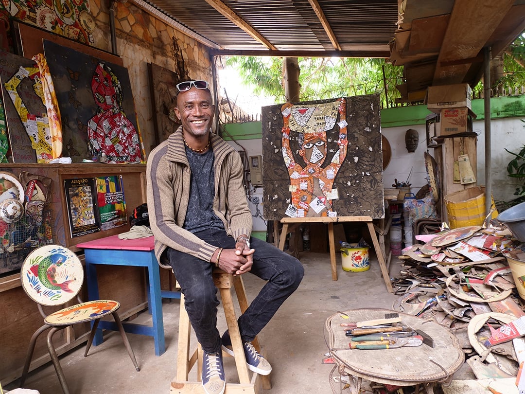 Camille Tété Azankpo dans son atelier du quartier Forever, au nord du centre-ville de Lomé. &copy; Caroline Chauvet pour JA