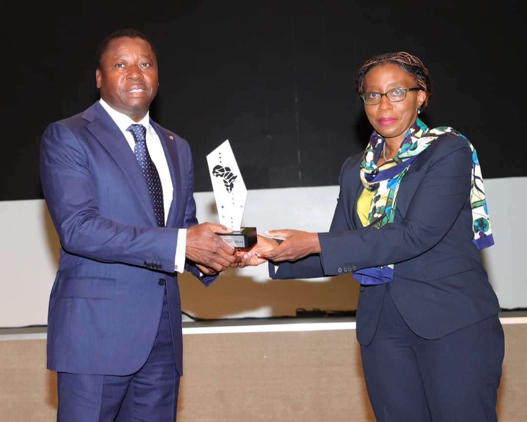 Vera Songwe (dr.), secrétaire exécutive du CEA, remettant son prix à Faure Gnassingbe, le président togolais, à Lomé le 23 mars 2022. &copy; Emmanuel Pita