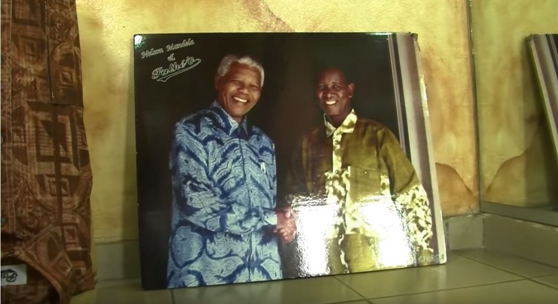 Dans son atelier d'Abidjan, Pathé'O garde une photo de Nelson Mandela portant l'une de ses chemises. &copy; Capture écran/YouTube/AFP