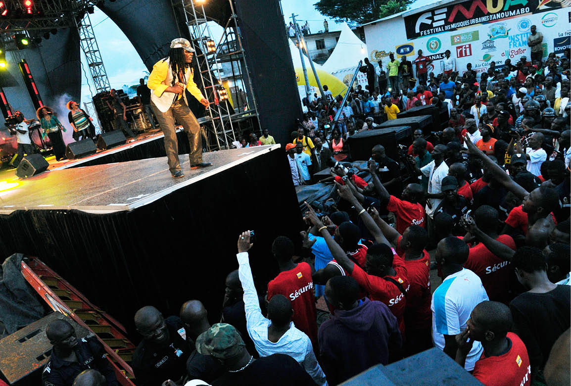 Alpha Blondy sur la scène du Femua, à Abidjan, le 6 avril 2014. &copy; SIA KAMBOU/AFP