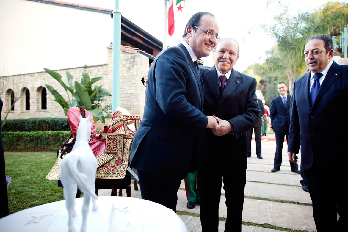 Recevant François Hollande (à g.) dans la résidence médicalisée de Zeralda,le 19 décembre 2012. &copy; Denis Allard/AFP