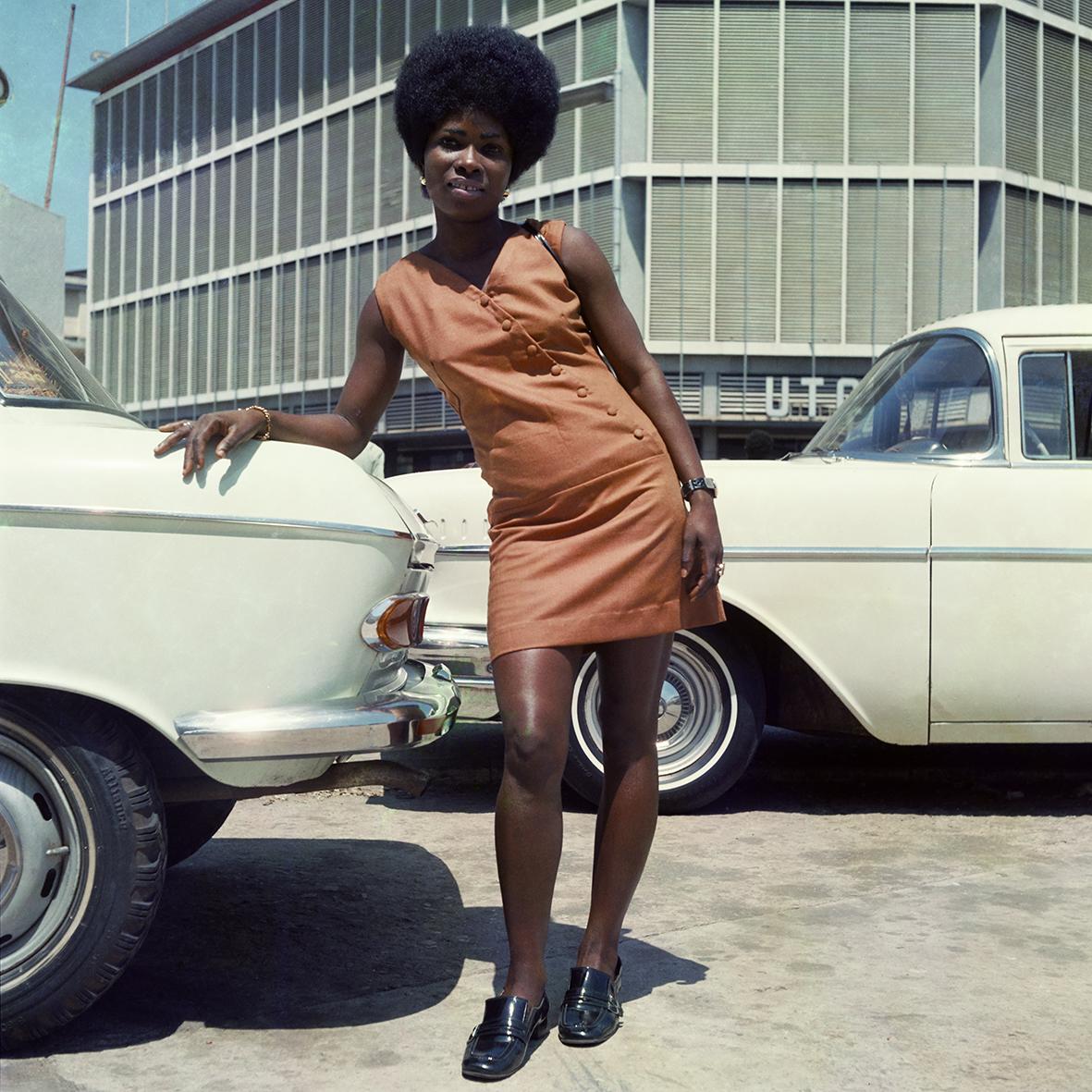 Une assistante de la boutique Sick-Hagemeyer, à Accra, en 1971.