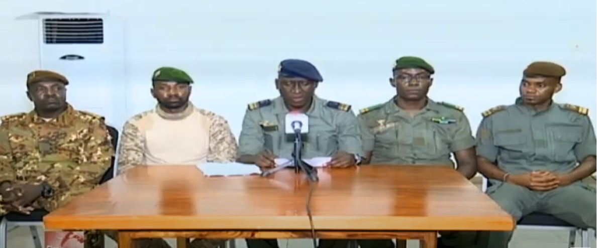 Le Comité national du salut du peuple (CNSP), lors d'une allocution télévisée, le 19 août 2020. De gauche à droite : Modibo Koné, Assimi Goïta, Ismaël Wagué, Malick Diaw, Sadio Camara. &copy; Capture d’écran YouTube