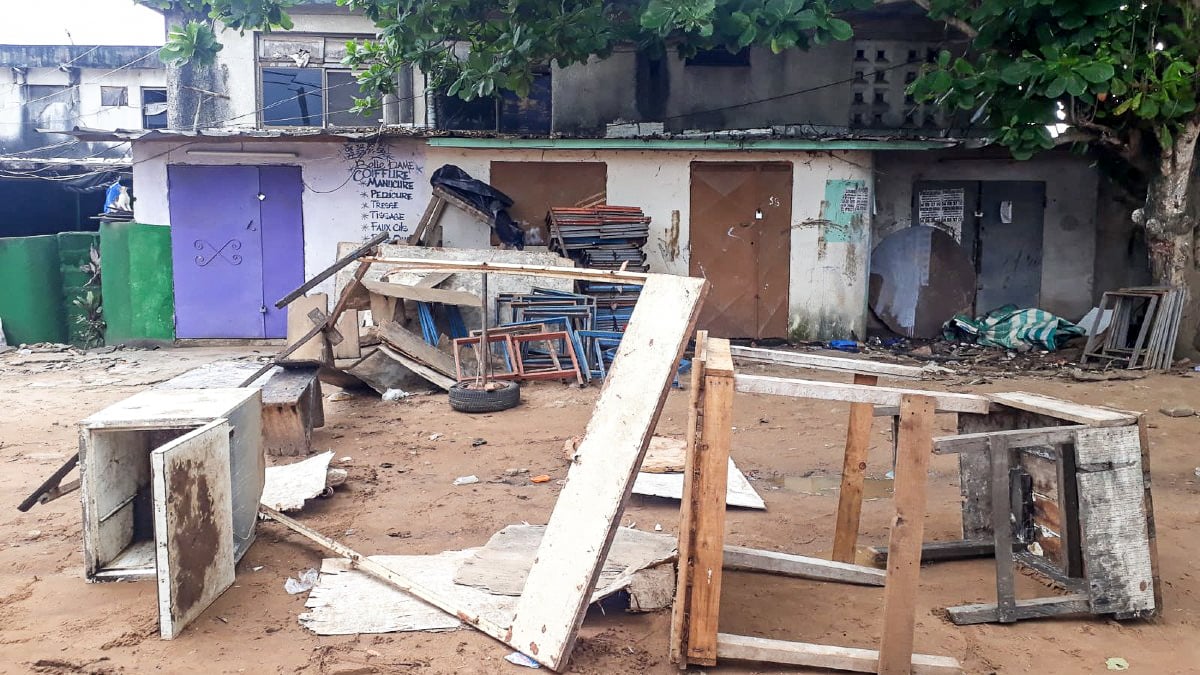 Du matériel de vote saccagé dans le quartier Blockhaus, à Abidjan, le 31 octobre 2020. &copy; Vincent Duhem pour JA