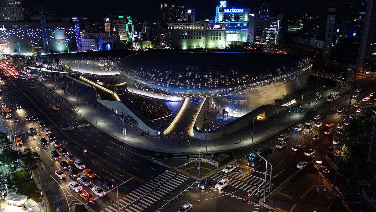 Le Dongdaemun Design Plaza à Séoul, vu de nuit. &copy; Wikimedia Commons/Ken Eckert