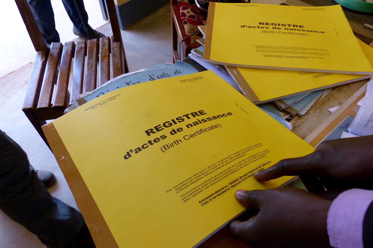 A la mairie de Mokolo les agents de l'état civil manquent de registres d'actes de naissance face à la demande. &copy; Sophie Douce pour Jeune Afrique