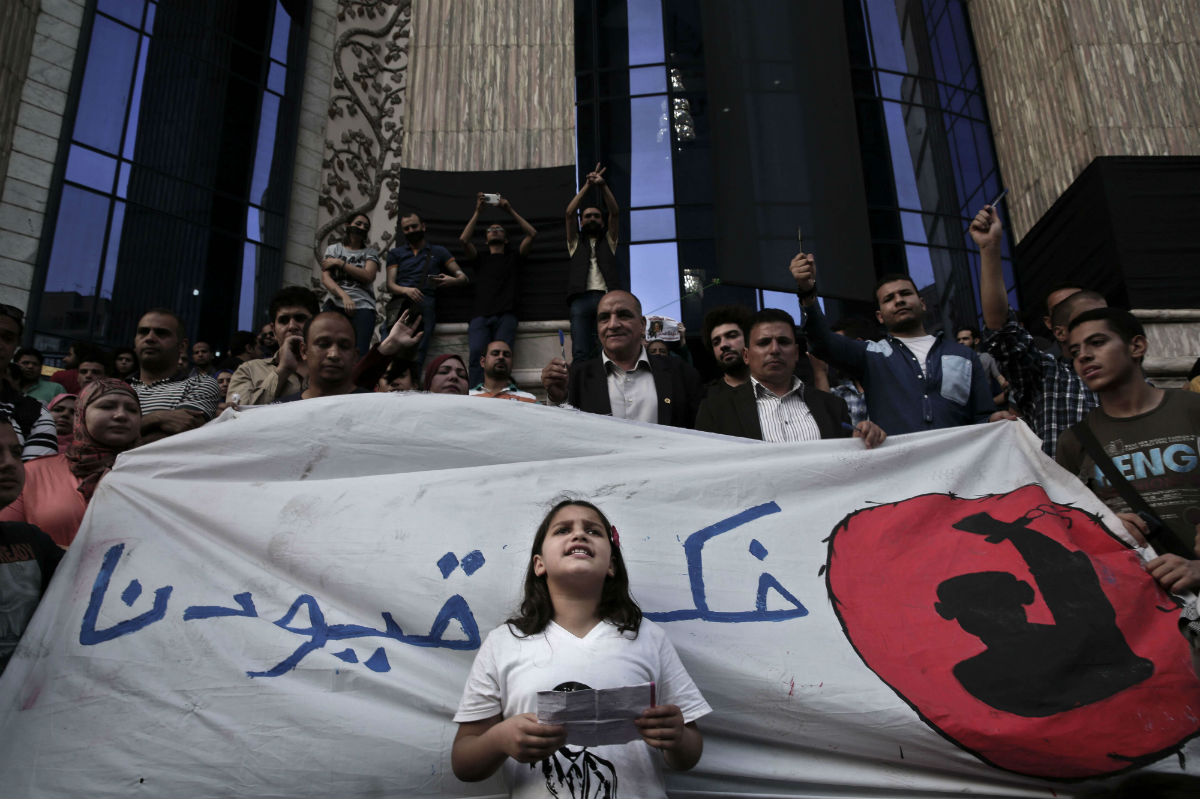 « Brisez nos chaînes », peut-on lire sur la banderole déployée lors d'une manifestation devant le syndicat de la presse, au Caire, en mai 2016. &copy; Nariman El-Mofty/AP/SIPA