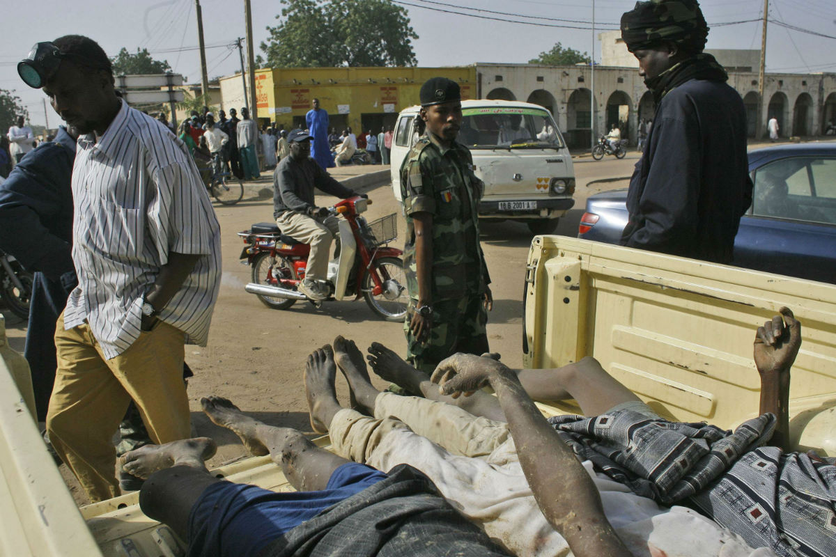 Un soldat devant des corps de rebelles dans un pick-up, le 7 février 2007 à N'Djaména. &copy; Jerome Delay/AP/SIPA