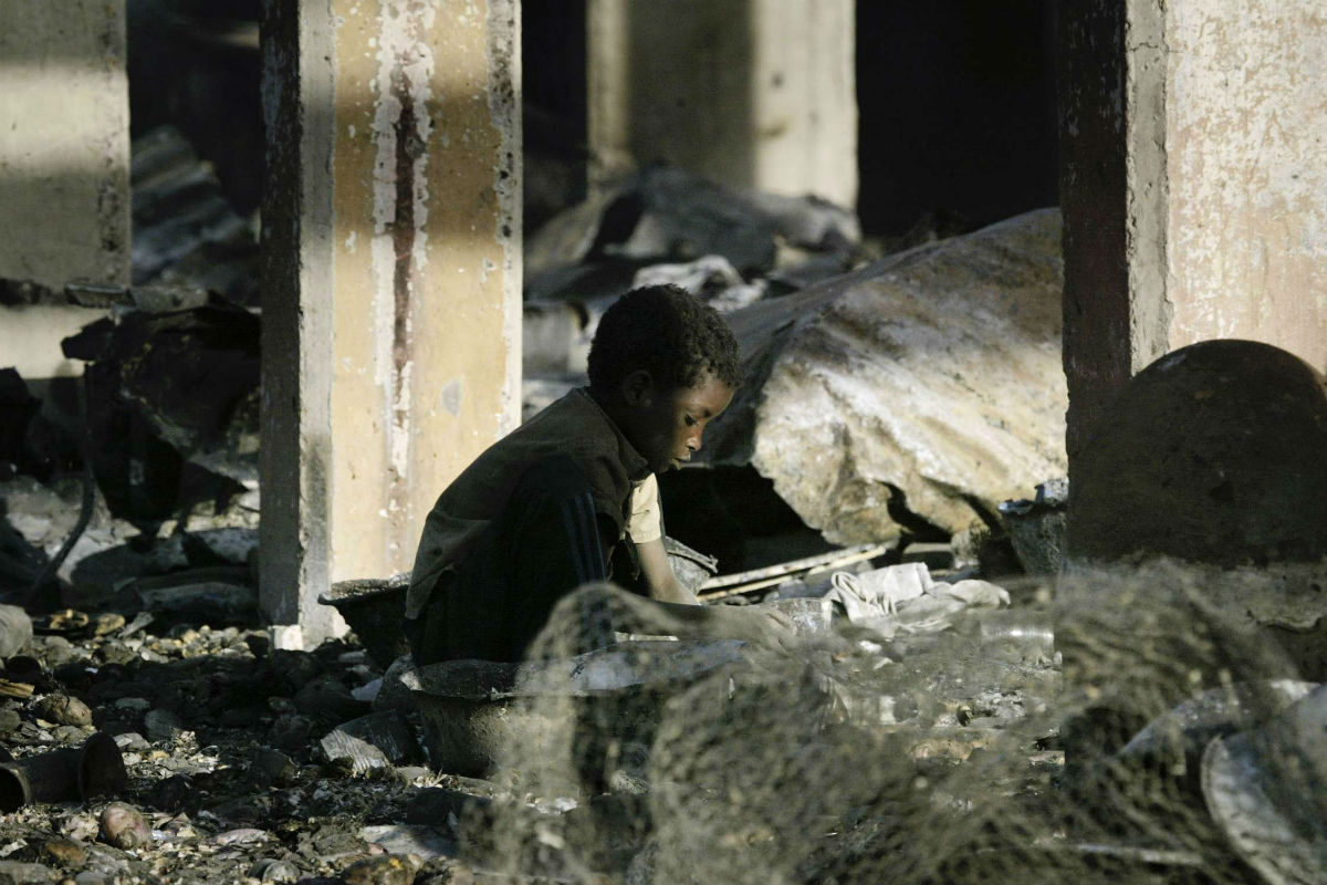 Un enfant dans les décombres de sa maison, le 8 février à N'Djaména. &copy; Jerome Delay/AP/SIPA