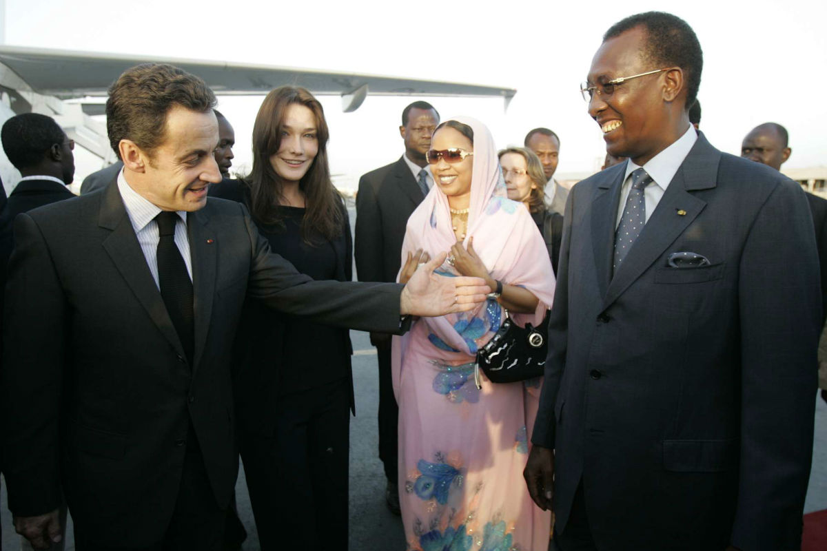 Nicolas Sarkozy et Idriss Déby Itno, le 27 février 2008 à N'Djamena. &copy; REMY DE LA MAUVINIERE/AP/SIPA