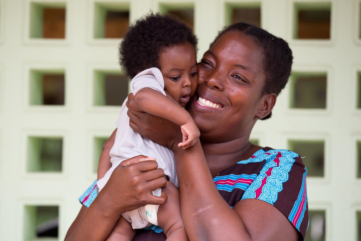 Y66A2416 &copy; The Global Fund/Karin Schermbrucker &#8211; Une mère et son enfant attendent d&rsquo;être examinés par le personnel du centre de santé Pescadores de Maputo, Mozambique, le 5 février 2018. Le Mozambique continue d’afficher une charge de morbidité élevée du paludisme qui touche les populations les plus démunies, en particulier dans les régions rurales.