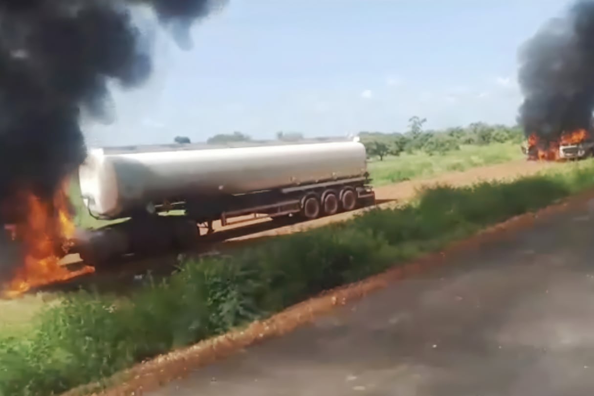https://prod.cdn-medias.jeuneafrique.com/cdn-cgi/image/q=auto,f=auto,metadata=none,width=1215,fit=cover,gravity=0.1145x0.4553/https://prod.cdn-medias.jeuneafrique.com/medias/2026/02/06/jad20260206-ass-mali-assassinat-chauffeurs-camions-citernes.jpg