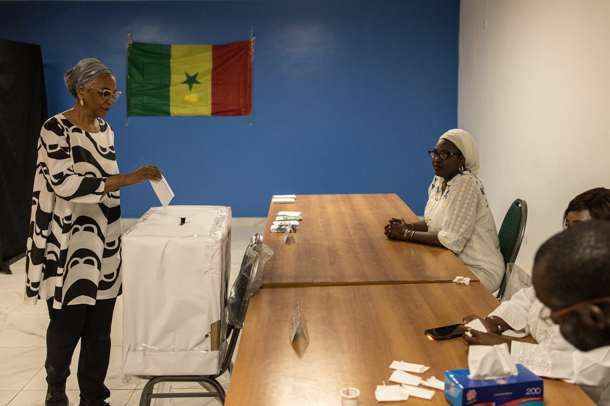 Parodie de vote dans un bureau ouvert par la plateforme Aar Sunu Election afin d’exiger la tenue d’une élection présidentielle au Sénégal avant le 2 avril, date à laquelle expire le mandat de Macky Sall. À Dakar, le 25 février 2024. © Photo JOHN WESSELS / AFP