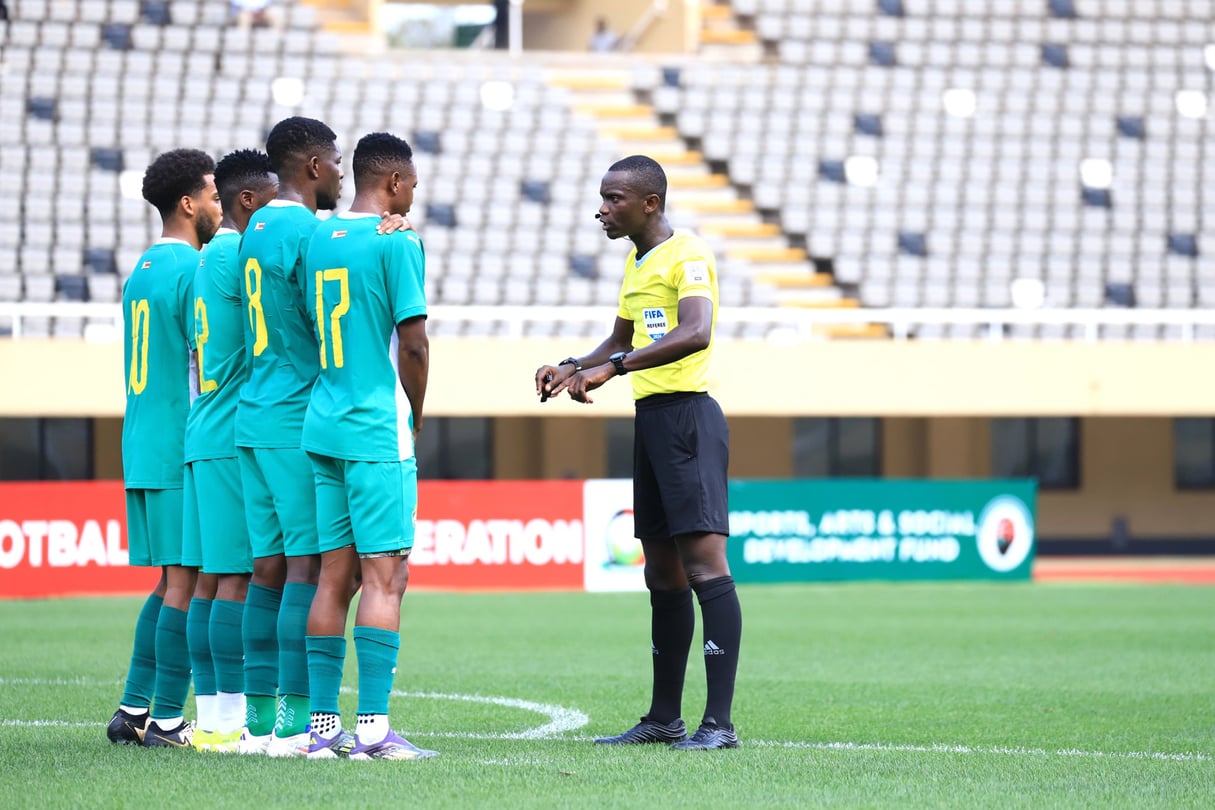 L’arbitre Adalbert Diouf s’adresse aux joueurs du Zimbabwe lors du match des éliminatoires de la CAN qui les oppose au Kenya, au stade national Mandela à Kampala, le 6 septembre 2024. © Hajarah Nalwadda / Xinhua / Icon Sport