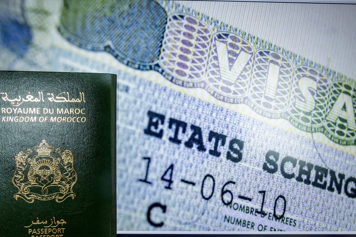 Un passeport marocain avec, en toile de fond, un visa Schengen. © FADEL SENNA / AFP