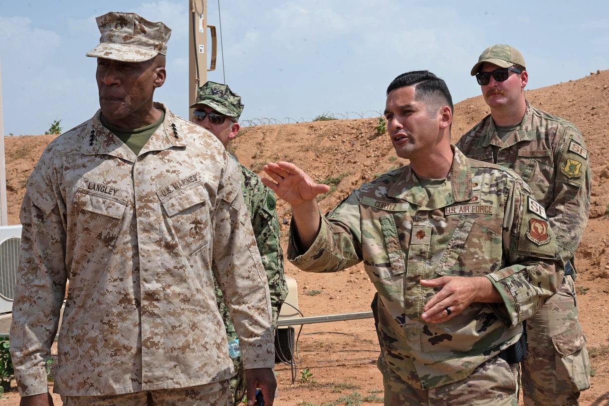 Le général Michael Langley lors de sa première visite au Sahel, aux côtés de Joseph Cortez, commandant du 409e Expeditionary Security Forces Squadron, sur la base aérienne 201 au Niger, le 18 septembre 2022. © Staff Sgt. Alexandra Longfellow