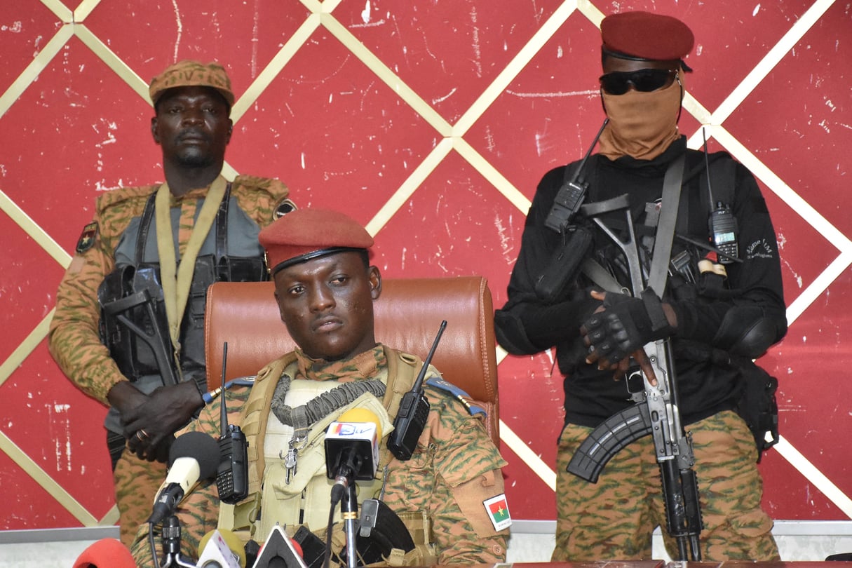  Le nouveau chef du coup d'État au Burkina Faso, le capitaine Ibrahim Traoré, tient une conférence de presse le 2 octobre 2022 à Ouagadougou, au Burkina Faso.
