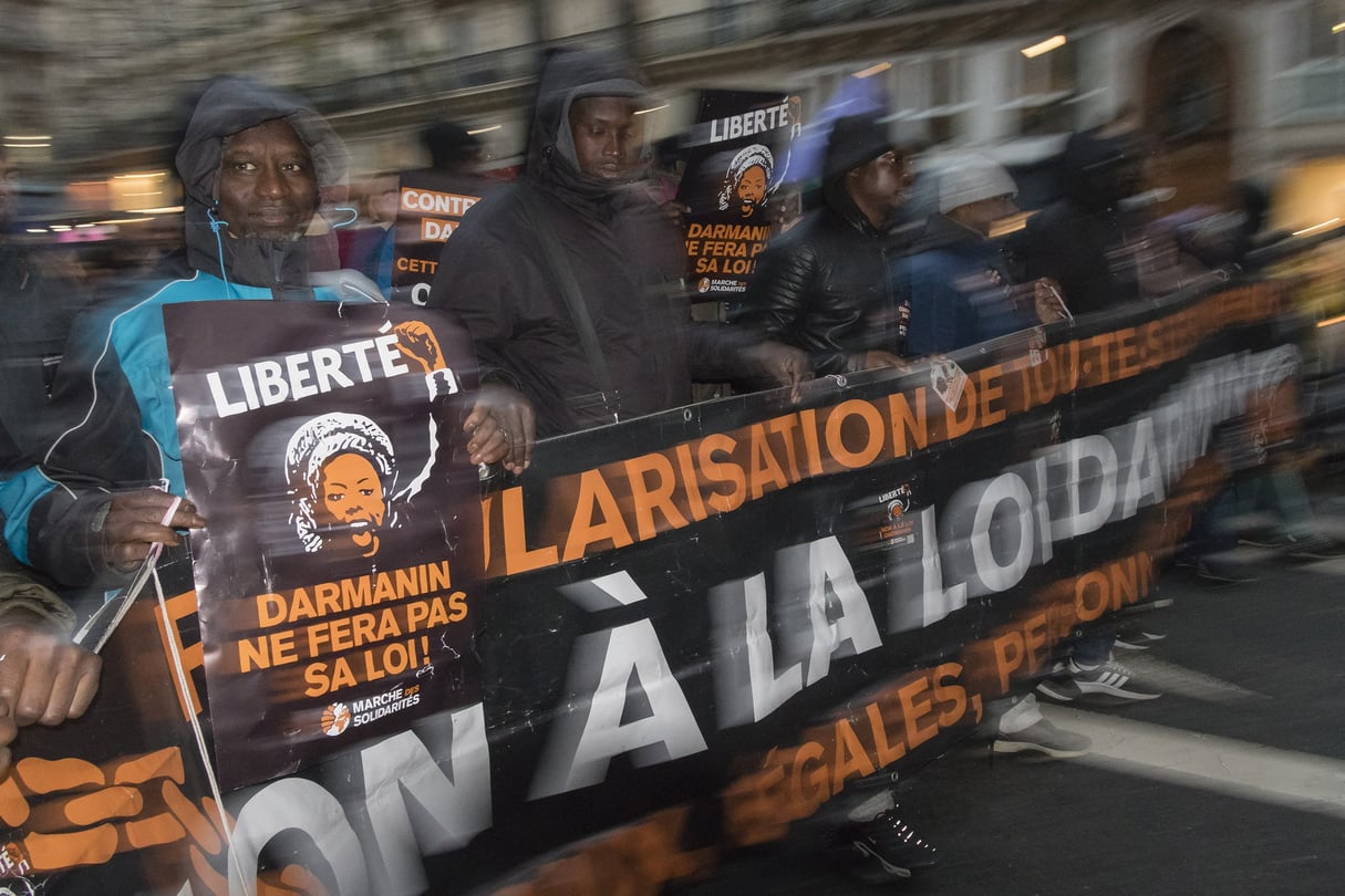 Manifestation après l’adoption par l’Assemblée du texte de loi sur l’immigration, le 22 décembre 2023 à Paris. © Pascal Sonnet/Hans Lucas via AFP