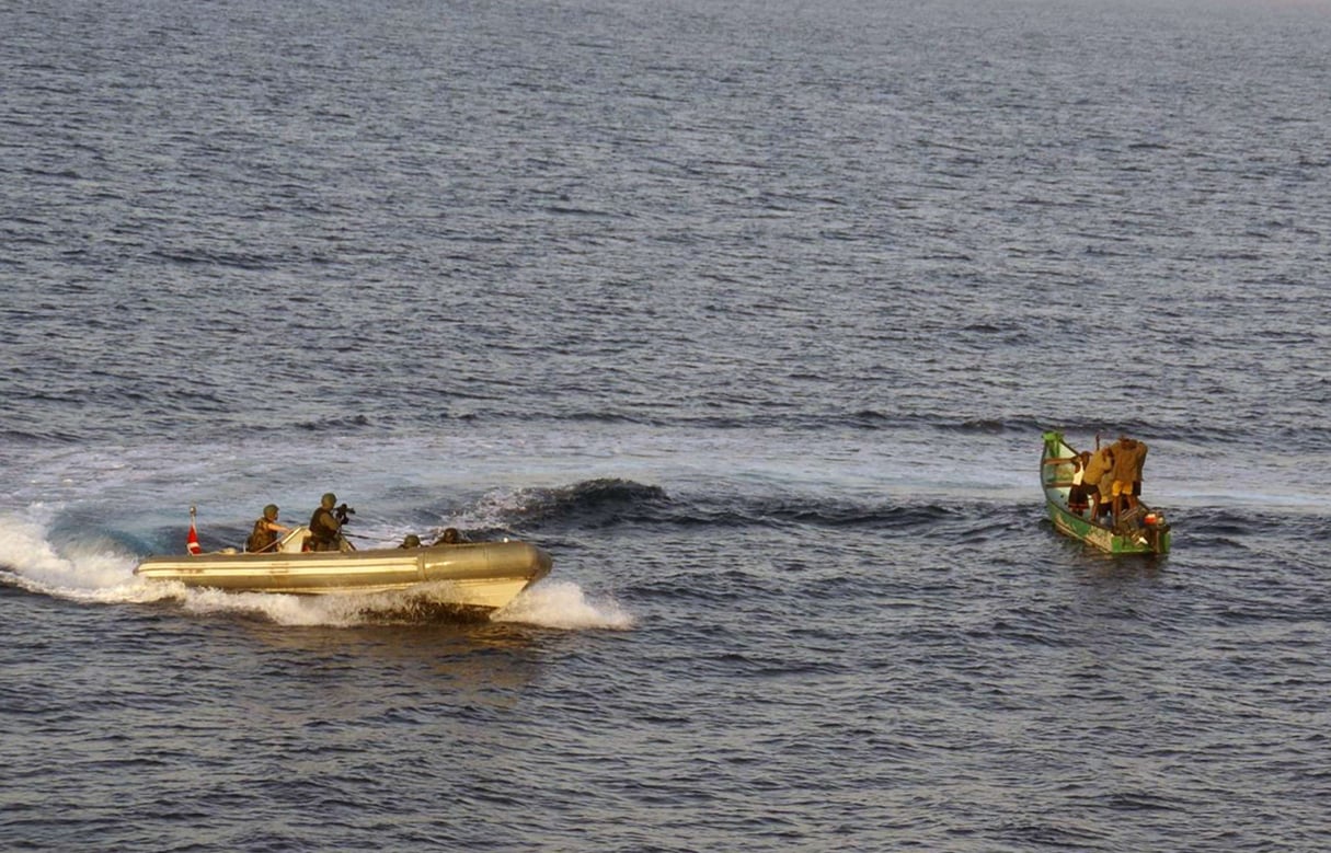 Sept navires ont été victimes d’actes de piraterie dans le golfe de Guinée en 2023, contre 26 en 2019 (selon les données recueillies par le Maritime Information Cooperation & Awareness). In this photo released by the Turkish military, Turkish commandos approach a skiff boat holding seven pirates, right, in the Gulf of Aden, off Somalia, Saturday, Sept. 26, 2009. The Turkish military said Saturday navy commandos aboard the Turkish frigate TCG Gediz, part of a NATO force patrolling the seas, have captured seven pirates. Commandos raided the skiff Saturday morning upon a request to block it before it could attack a ship. It says a navy helicopter aboard a Turkish frigate also took part in the operation. © AP/SIPA