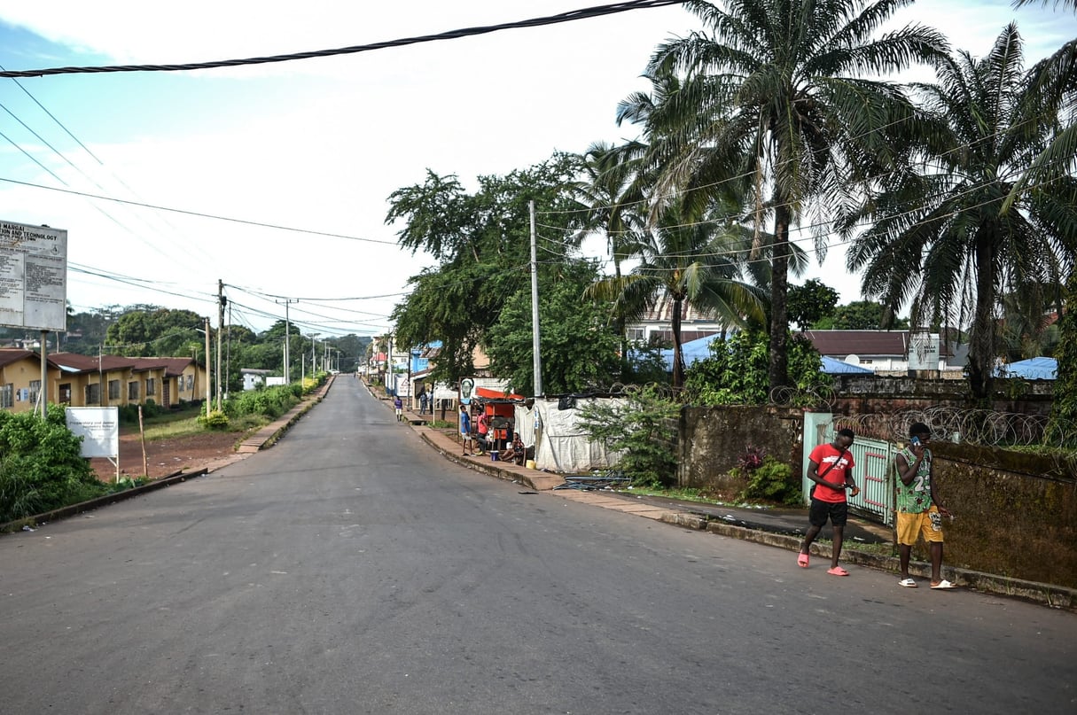 Une rue de Freetown, le 26 novembre 2023. © Saidu BAH / AFP