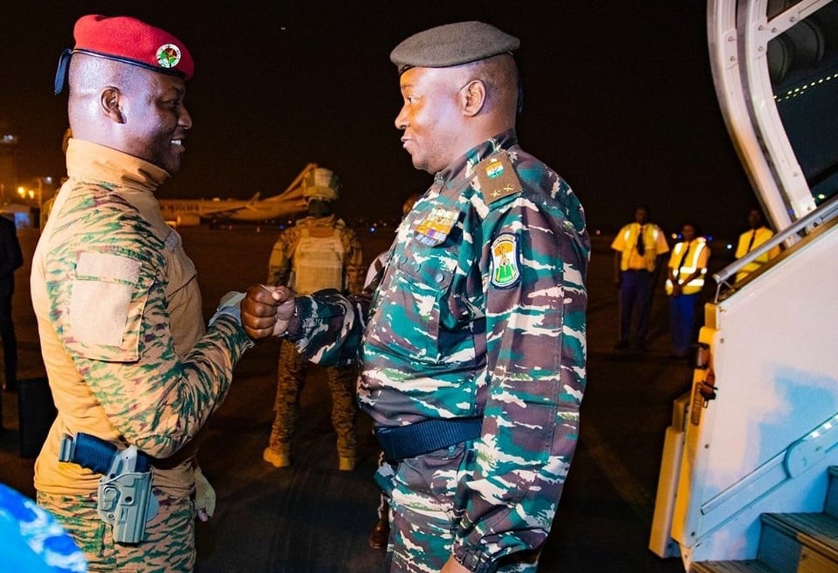 Le capitaine Ibrahim Traoré, chef d’État du Burkina Faso, accueille le général Abdourahamane Tiani à Ouagadougou, le 23 novembre 2023 au soir. © Présidence du Burkina Faso.