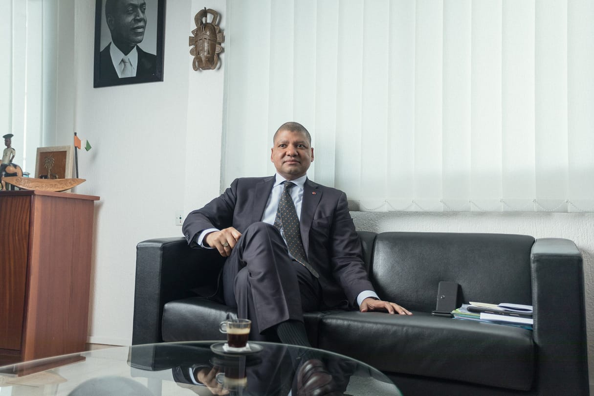 Jean-Louis Billon assis sous le portrait de Félix Houphouët-Boigny, dans son bureau à Abidjan, le 7 mars 2018. © Issam Zejly pour JA