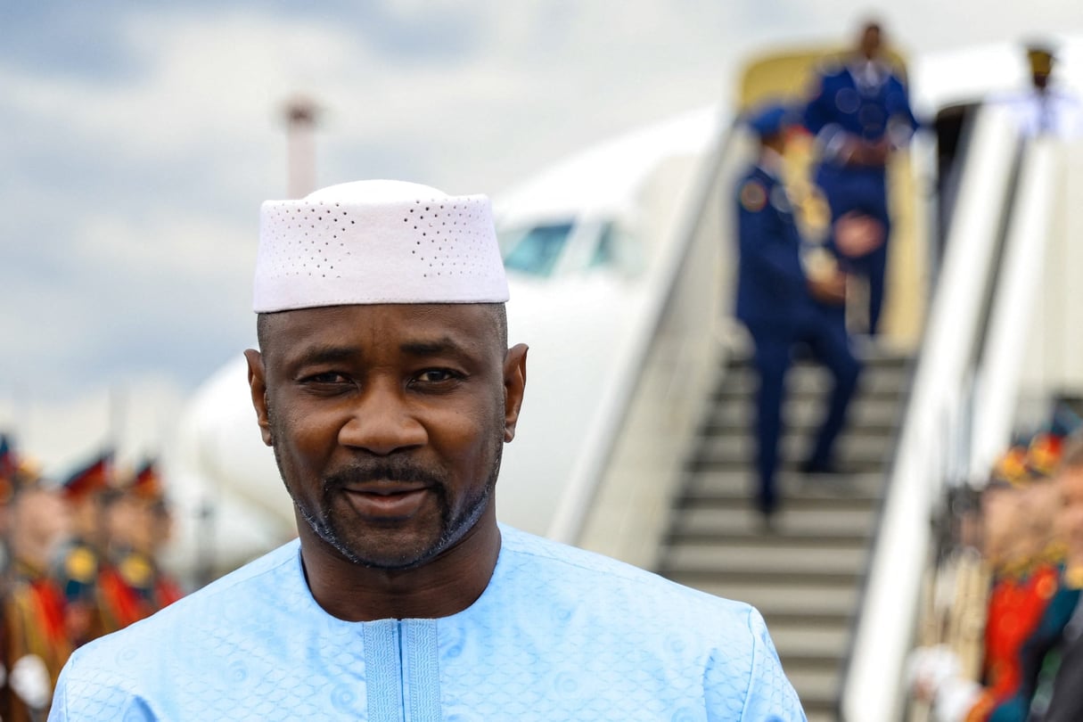 Le chef de la junte malienne, Assimi Goïta, est accueilli à son arrivée à l’aéroport avant le deuxième sommet Russie-Afrique, à Saint-Pétersbourg, le 26 juillet 2023. © AFP PHOTO / TASS HOST PHOTO AGENCY / PETER KOVALEV
