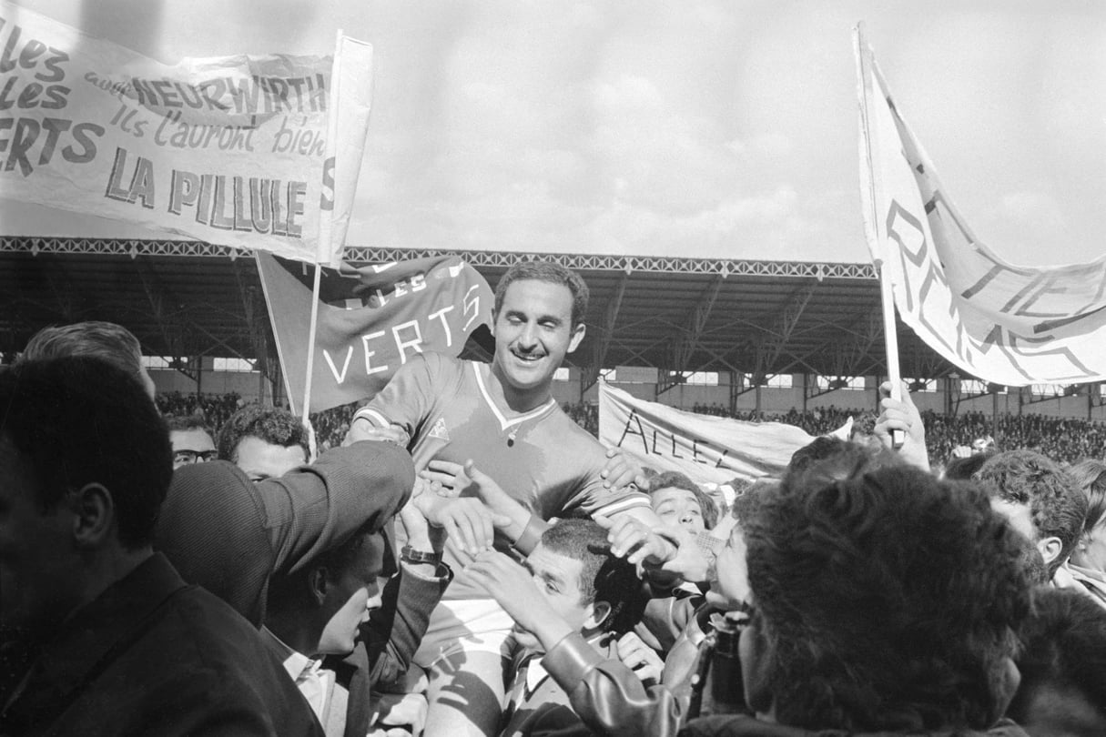 Rachid Mekhloufi porté en triomphe après la finale de la Coupe de France remportée 2-1 par l’AS Saint-Étienne face à Bordeaux, le 12 mai 1968, au stade Yves-du-Manoir, à Colombes. © Presse Sports