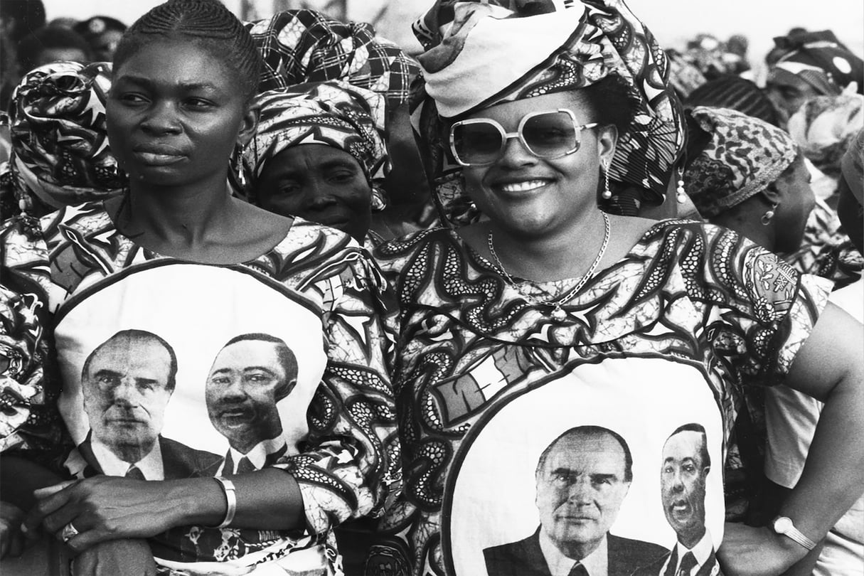 Créations réalisées à l’occasion de la venue de François Mitterrand à Bangui, le 13 décembre 1984. &copy; Daniel SIMON/Gamma-Rapho via Getty Images