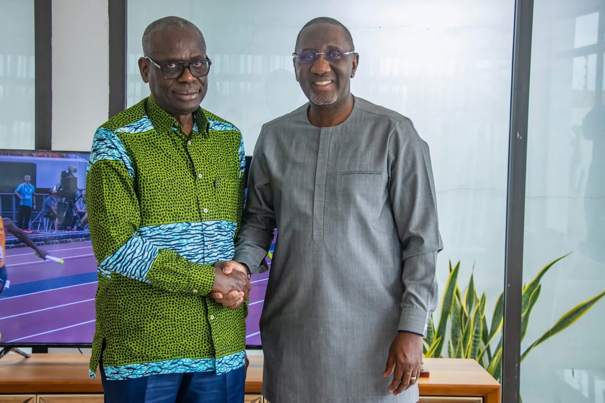 Le ministre Souleymane Diarrassouba (à dr.), par ailleurs, directeur régional de campagne du district autonome de Yamoussoukro, recevant à sa résidence le ministre gouverneur Augustin Thiam, le 20 septembre 2025. © Horizon-Rhdp Notre-Héritage Officiel