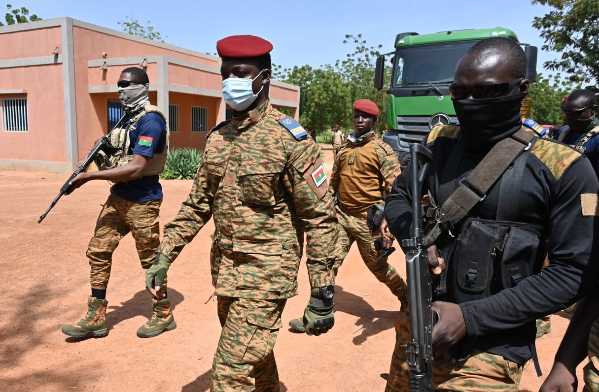 Le capitaine Ibrahim Traoré quitte le camp militaire du général Sangoulé Lamizana, à Ouagadougou, le 8 octobre 2022, après les funérailles de 27 soldats tués lors d’une embuscade revendiquée par Al-Qaïda. © Issouf SANOGO/AFP