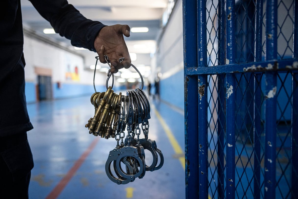 Reports liés au manque de personnel, dysfonctionnement, procédures interminables… De nombreux prisonniers politiques incarcérés ces dix dernières années en Tunisie attendent en cellule leur procès. Ou même simplement d’être entendus. © FADEL SENNA / AFP