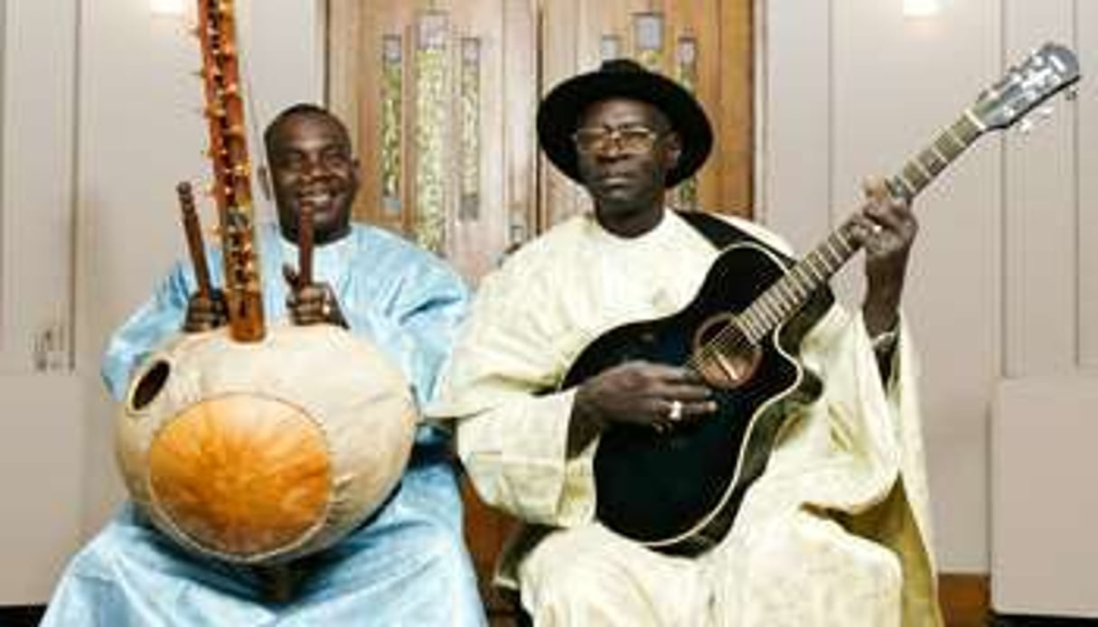 Toumani Diabaté (à g.) avec Ali Farka Touré, en 2005. © Youri Lenquette