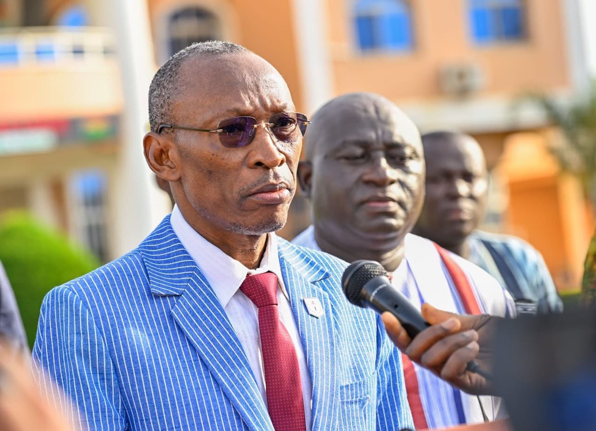 Le Premier ministre, Apollinaire Joachimson Kyelem de Tambela, a présidé, ce mercredi 11 septembre 2024, la traditionnelle cérémonie de levée des couleurs à la primature. © Primature du Burkina