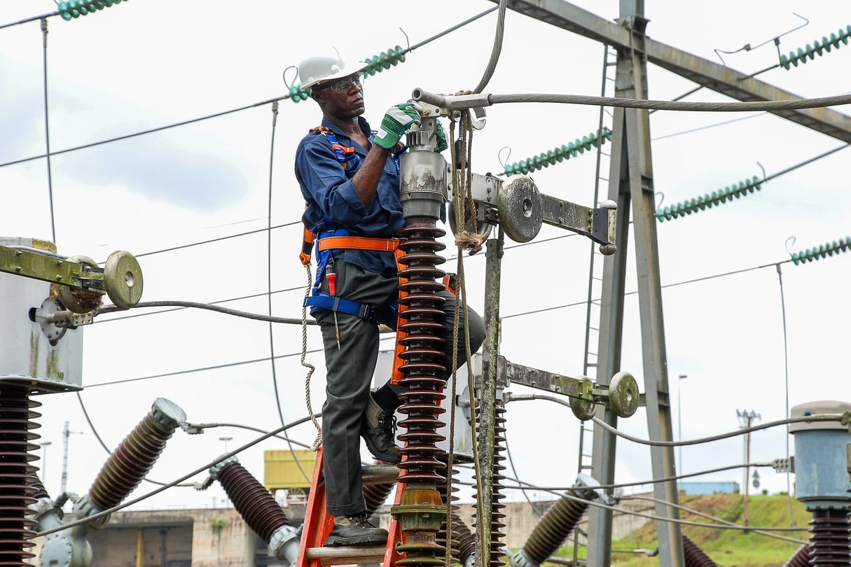 Travaux d’entretien au poste de transformation électrique de Songloulou par des agents d’Eneo. © ABOUP pour JA.