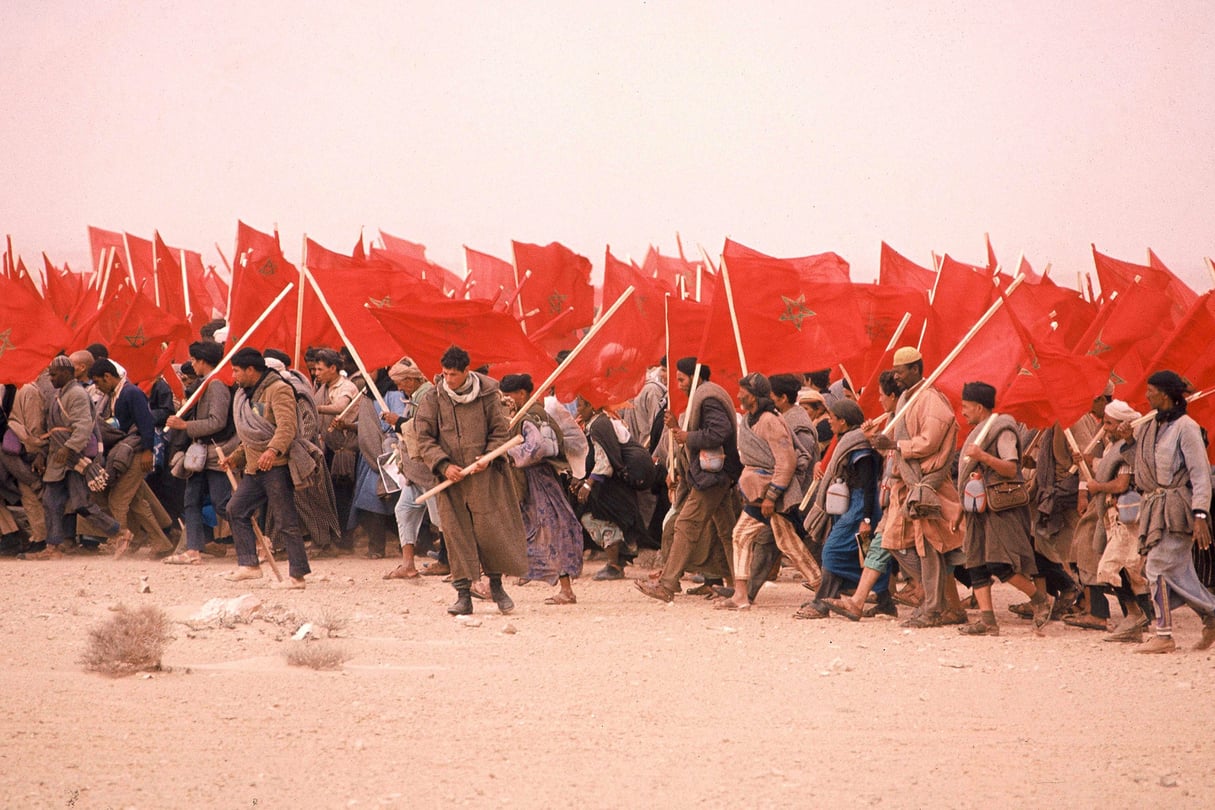 Près de 350 000 volontaires civils marocains, portant chacun un Coran et un drapeau marocain, entament la Marche verte en direction du Sahara occidental, le 6 novembre 1975.