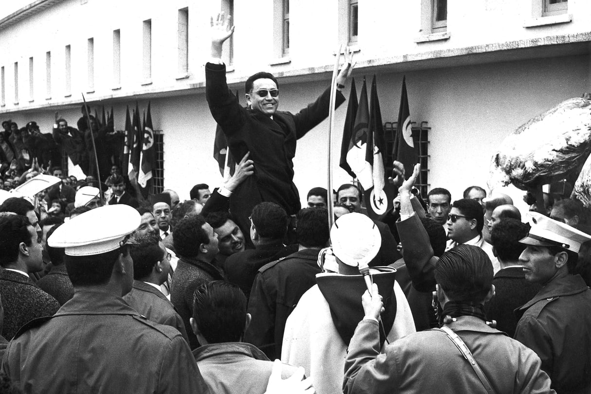 Benyoucef Benkhedda, le président du GPRA, porté en triomphe, à Tunis, le 19 mars 1962, lendemain de la signature des accords d’Évian. © Archives Jeune Afrique