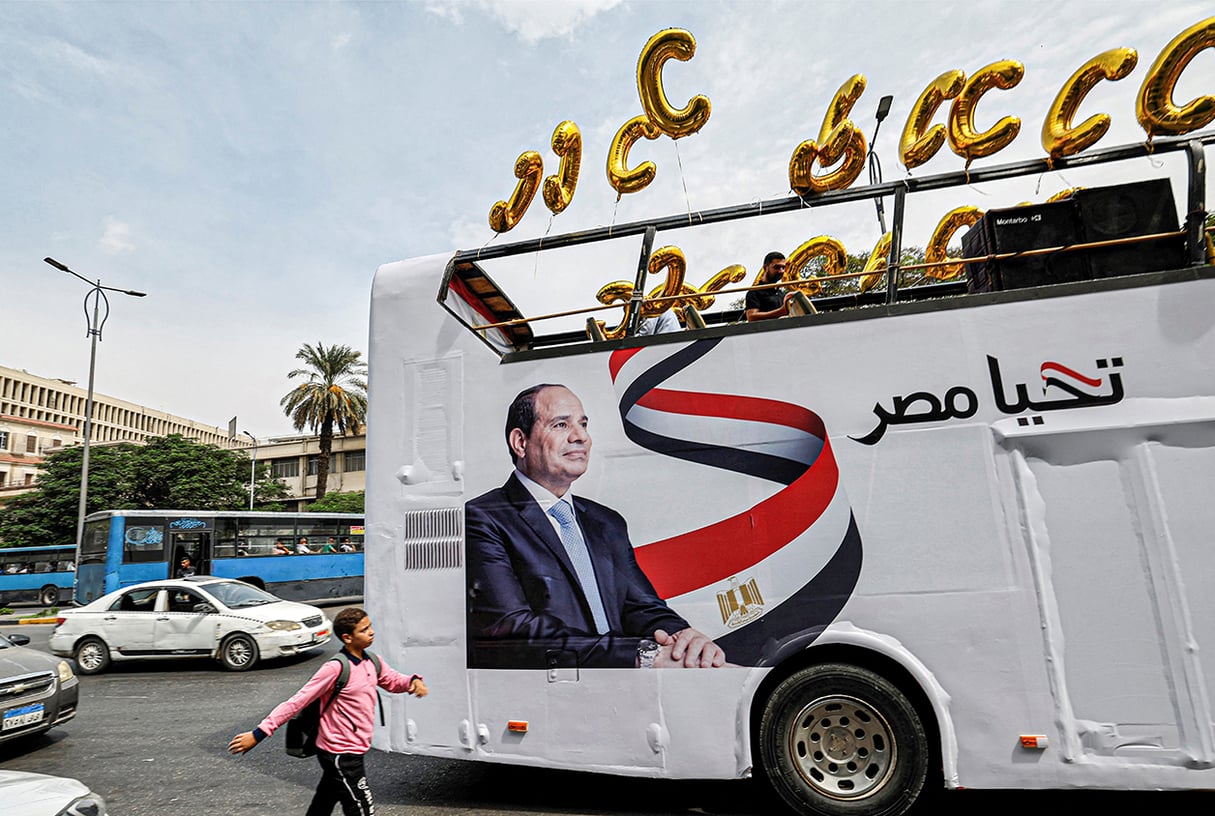 Un bus de campagne électorale (orné du slogan « vive l’Égypte ») du président Abdel Fattah al-Sissi, dont les partisans se préparent à un rassemblement à Gizeh, le 2 octobre 2023. © Khaled DESOUKI/AFP
