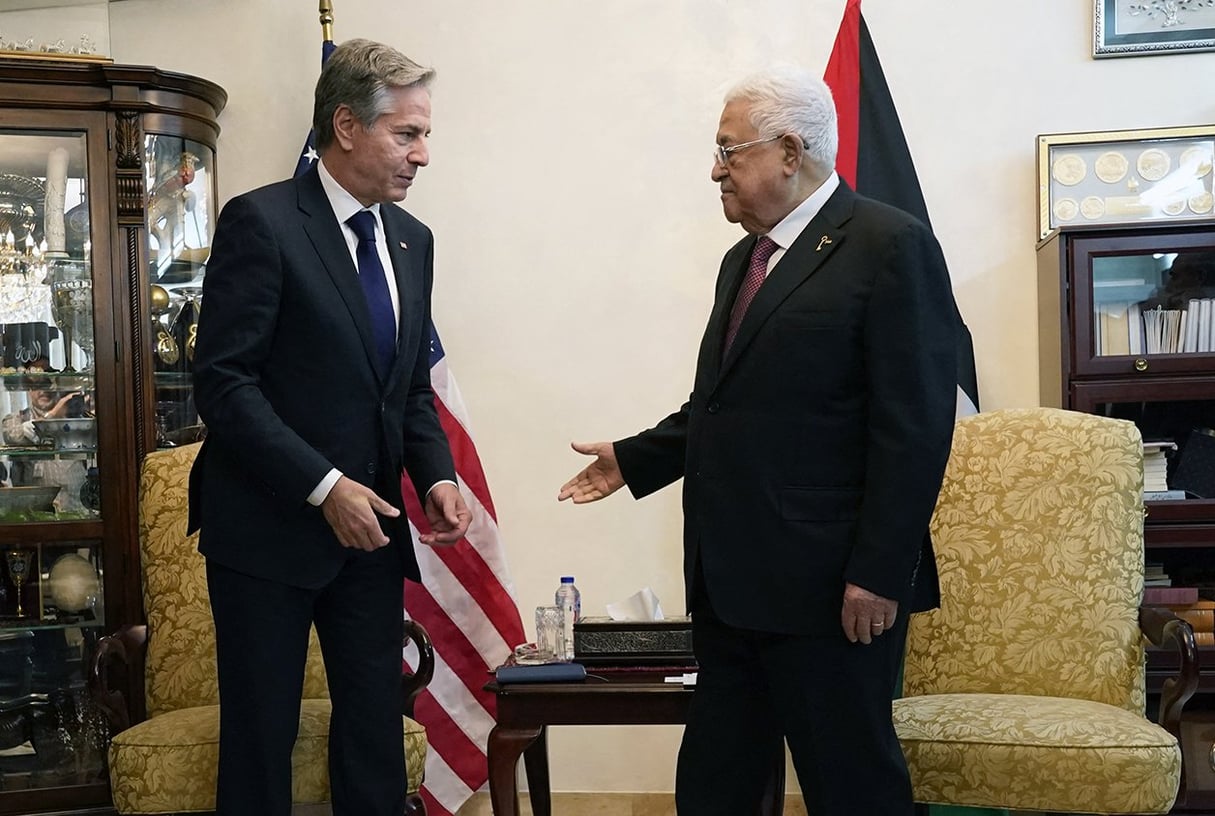 Le président de l’Autorité palestinienne, Mahmoud Abbas (à dr.) avec le secrétaire d’État américain, Antony Blinken, à Amman, en Jordanie, le 13 octobre 2023. © Jacquelyn Martin/POOL/AFP