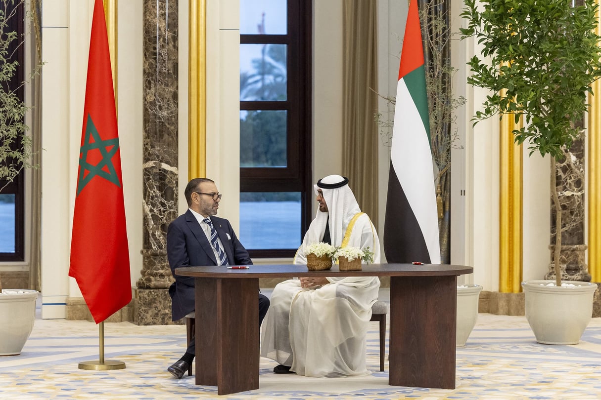 Le roi Mohammed VI et le cheikh Mohammed Ben Zayed al Nahyane, le 4 décembre 2023 à Abou Dhabi. © Photo by UAE Presidential Court / Handout / ANADOLU / Anadolu via AFP