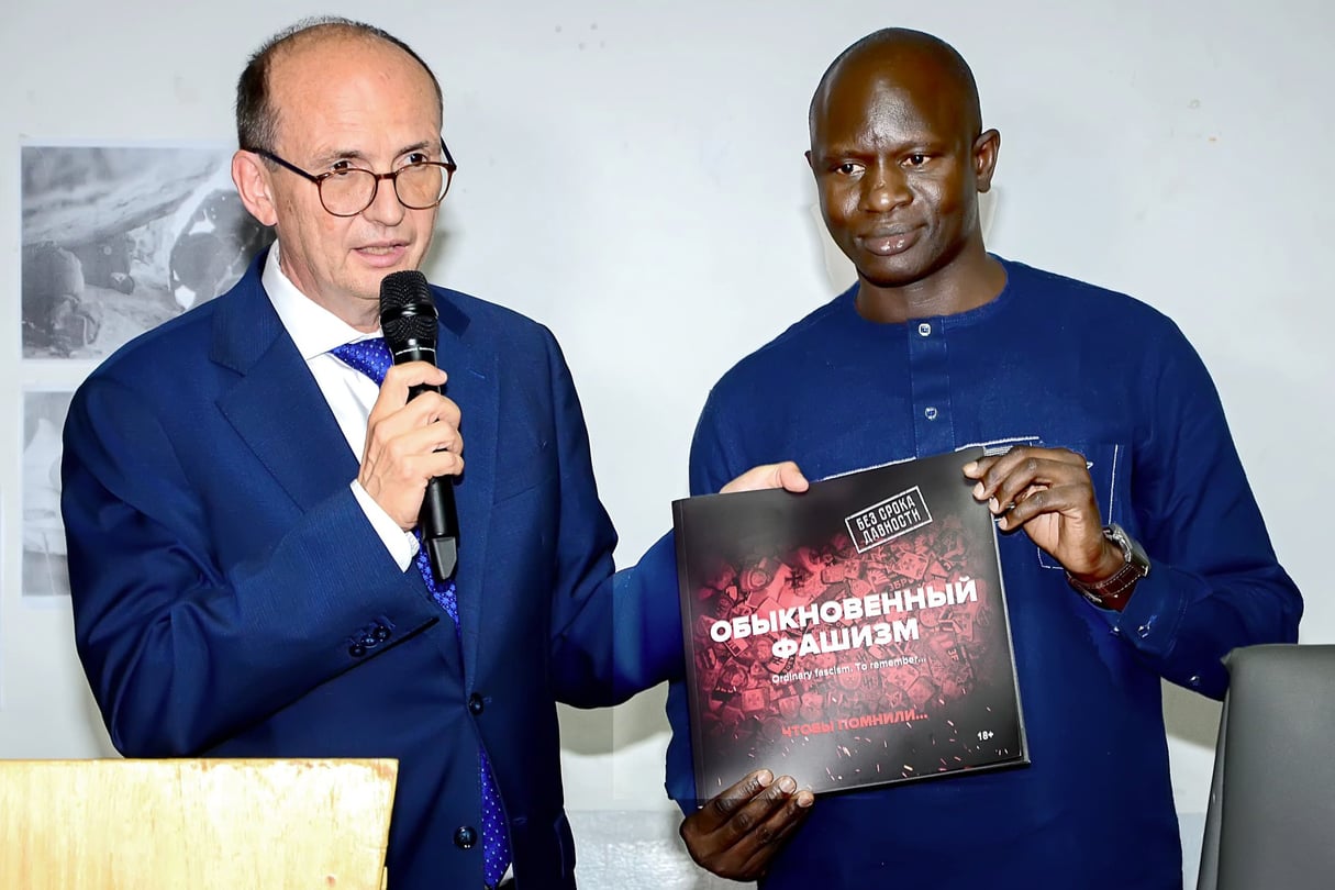 Dmitry Viktorovich Kourakov, ambassadeur de Russie au Sénégal, et Babacar Diop, maire de Thiès, lors d’une cérémonie le 28 mai à Thiès pour commémorer le 79e anniversaire de la victoire russe sur l’Allemagne nazie lors de la bataille de Stalingrad. © DR