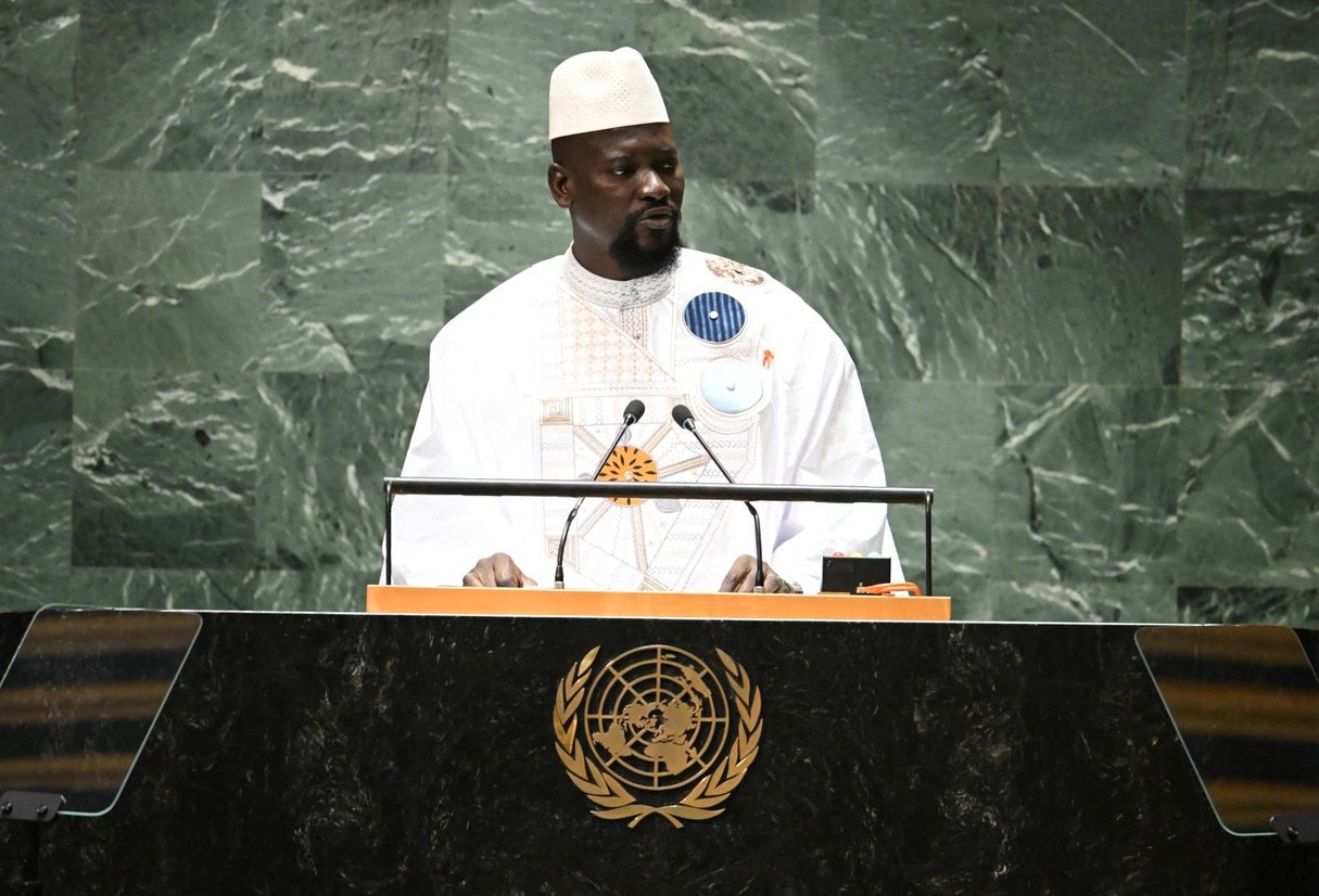 Discours du président guinéen, Mamadi Doumbouya, lors de la 78e Assemblée générale des Nations unies, au siège de l’ONU, à New York, le 21 septembre 2023. © Photo by TIMOTHY A. CLARY / AFP