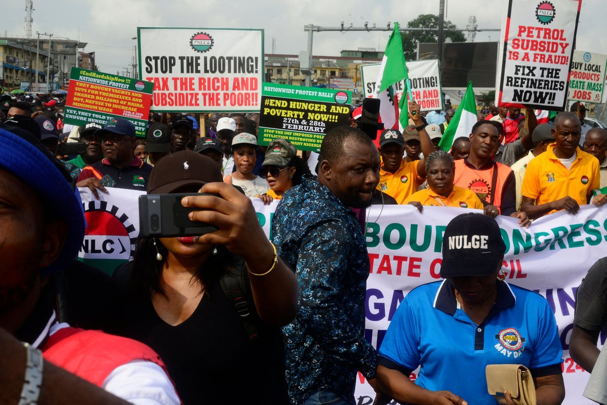 Les membres du Nigeria Labour Congress protestent contre les difficultés économiques causées par la suppression de la subvention sur le carburant à Ikeja, Lagos, Nigeria, le 27 février 2024. © Photo by Adekunle Ajayi / NurPhoto via AFP