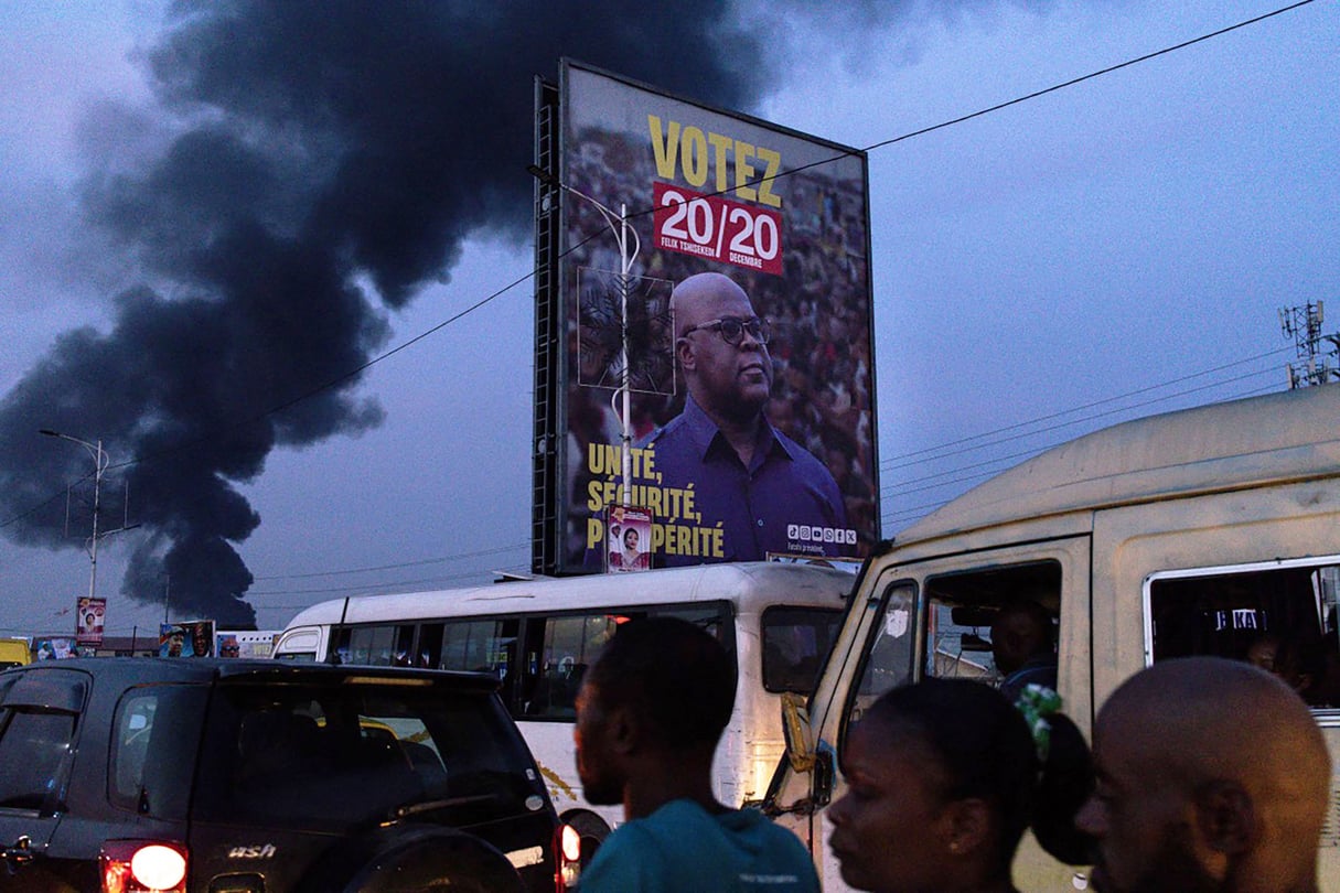 Une affiche de campagne du président de la RDC, Félix Tshisekedi, à Kinshasa, le 16 décembre 2023. © JOHN WESSELS/AFP