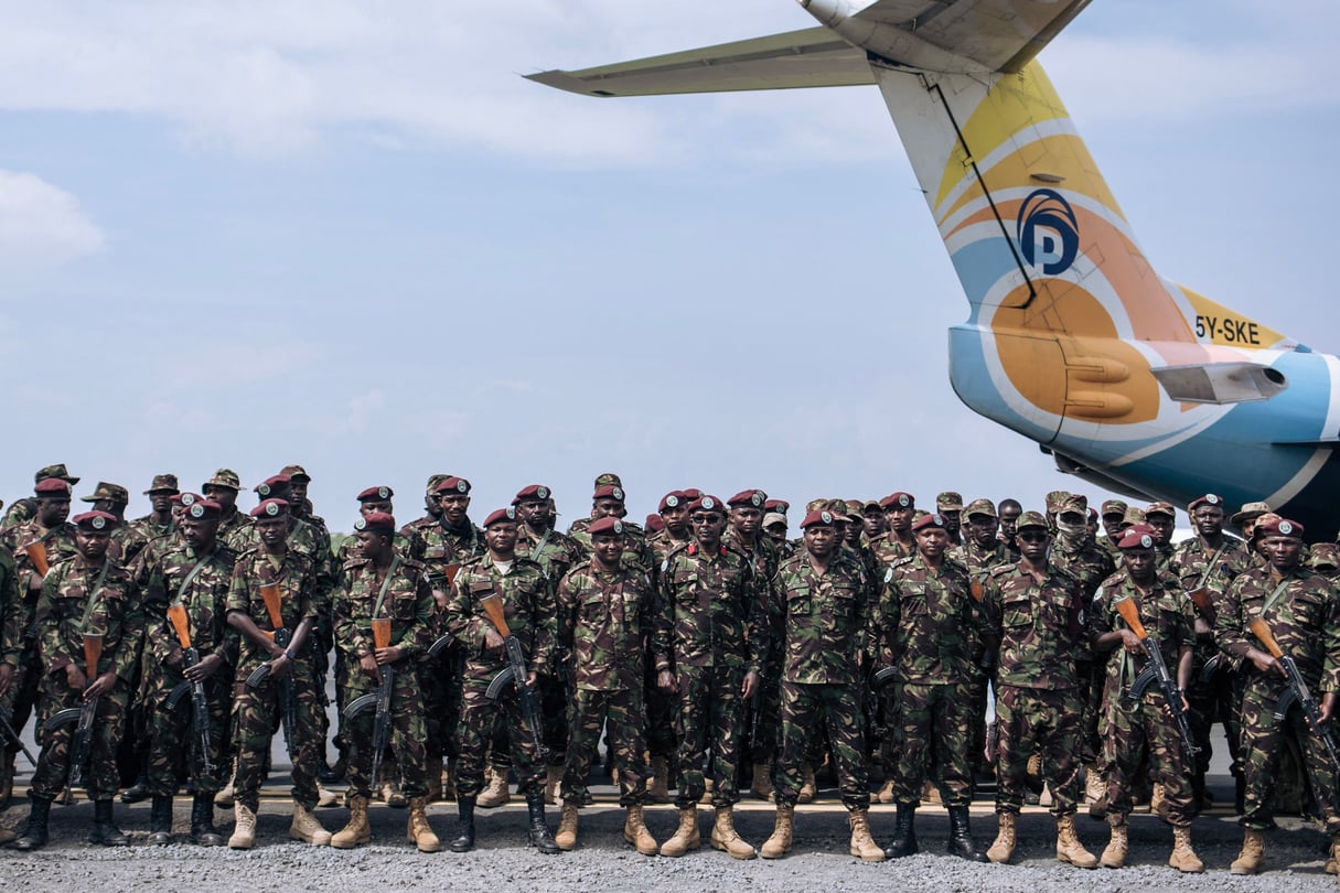 Des soldats kényans de la Force régionale de la Communauté de l’Afrique de l’Est se préparent à quitter la RDC, à l’aéroport de Goma, le 3 décembre 2023. © Alexis HUGUET / AFP