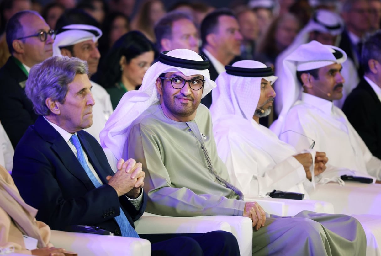 Sultan Ahmed Al Jaber, patron de l’ADNOC et président de la COP28 émiratie, aux côtés de John Kerry, envoyé spécial de Joe Biden pour le climat, lors d’un forum sur l’énergie, à Abou Dhabi, le 14 janvier 2023. © KARIM SAHIB/AFP
