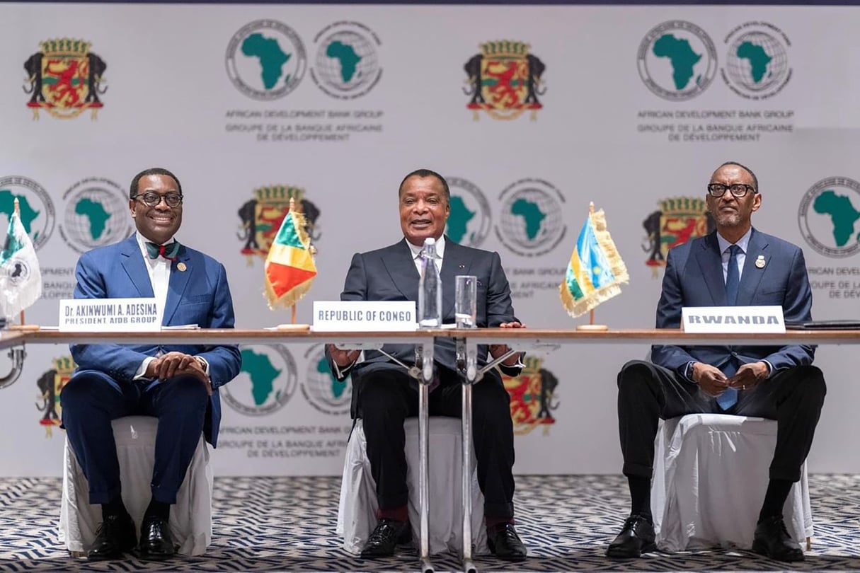 De g. à dr. : Akinwumi Adesina, président de la BAD, Denis Sassou Nguesso, président du Congo, et Paul Kagame, président du Rwanda, lors d’une réunion en marge du 37e sommet de l’Union africaine, à Addis-Abeba, le 17 février 2024. © Présidence de la République du Congo