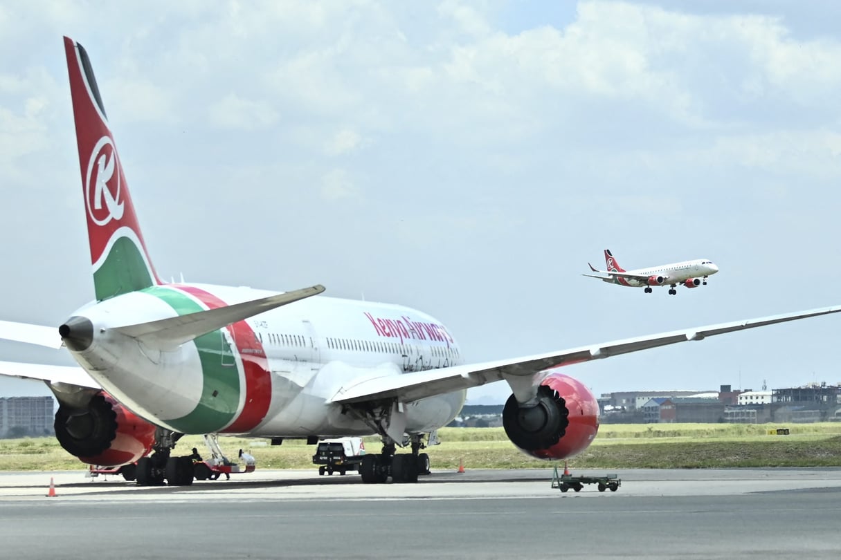 Un avion de passagers exploité par Kenya Airways atterrit à l’aéroport international Jomo Kenyatta, à Nairobi, le 24 mars 2020. © TONY KARUMBA / AFP